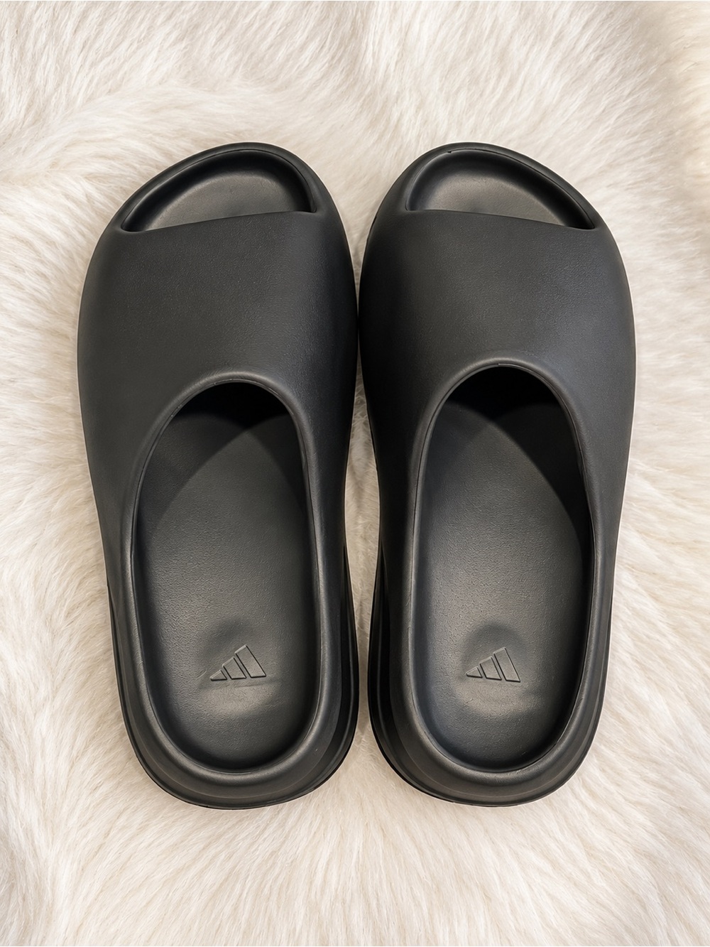 Adidas Slides – Women’s Size 8–8.5 – Men’s 6.5–7 US.Black